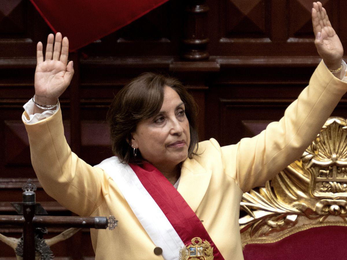 La primera presidenta mujer de Perú busca formar gobierno tras destitución de  Castillo