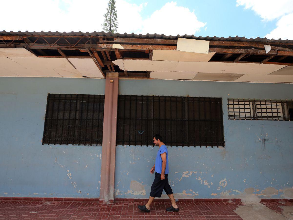 El patio es compartido en horarios diferentes entre hombres y mujeres, aunque está limpio las labores de aseo no pueden ocultar que está deteriorado y requiere atención de la Secretaría de Salud.