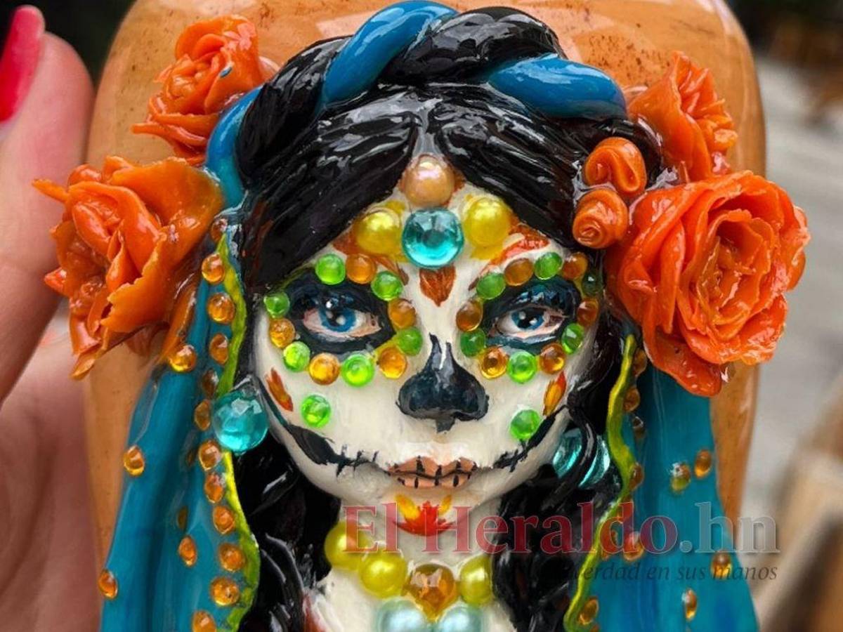 Cada cantarito tiene su propio arte plasmado con piedras, barro y pintura.