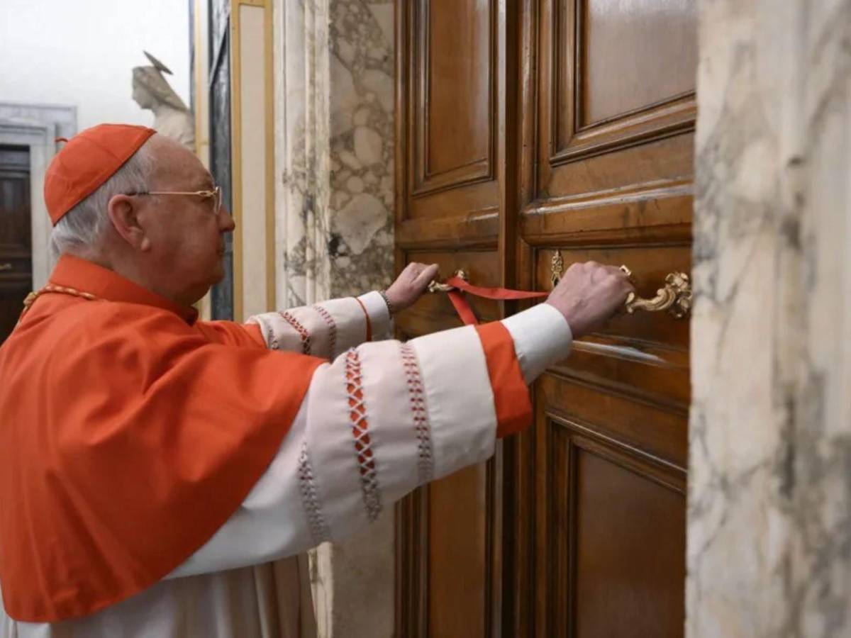 ¿Quién es Kevin Farrell, camarlengo encargado del Vaticano y pieza en la elección del nuevo papa?