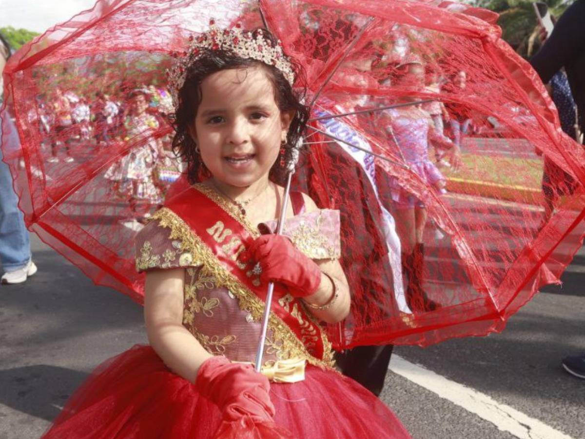 Pequeñas reinas estudiantiles se roban el corazón de los hondureños en los desfiles patrios