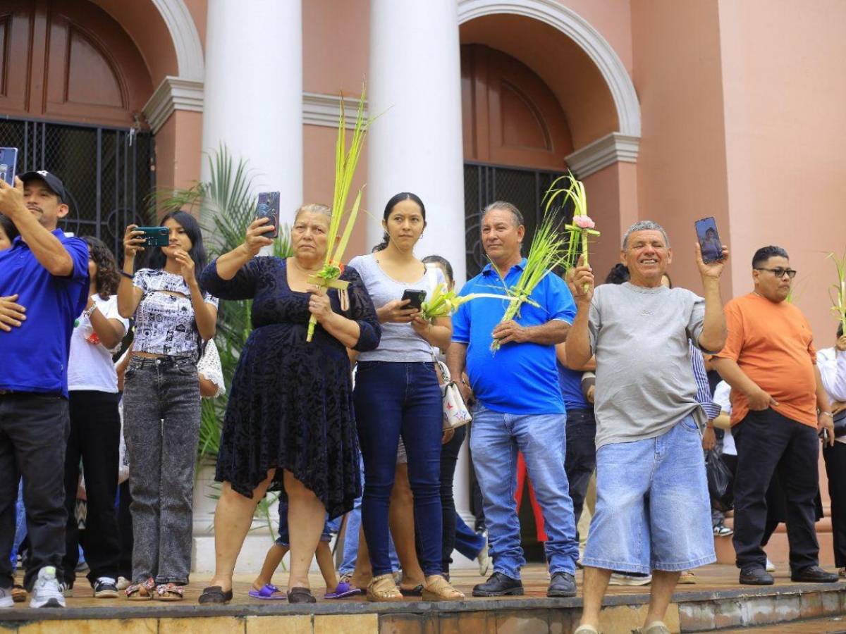Domingo de Ramos llena de fe y tradición las calles del norte de Honduras