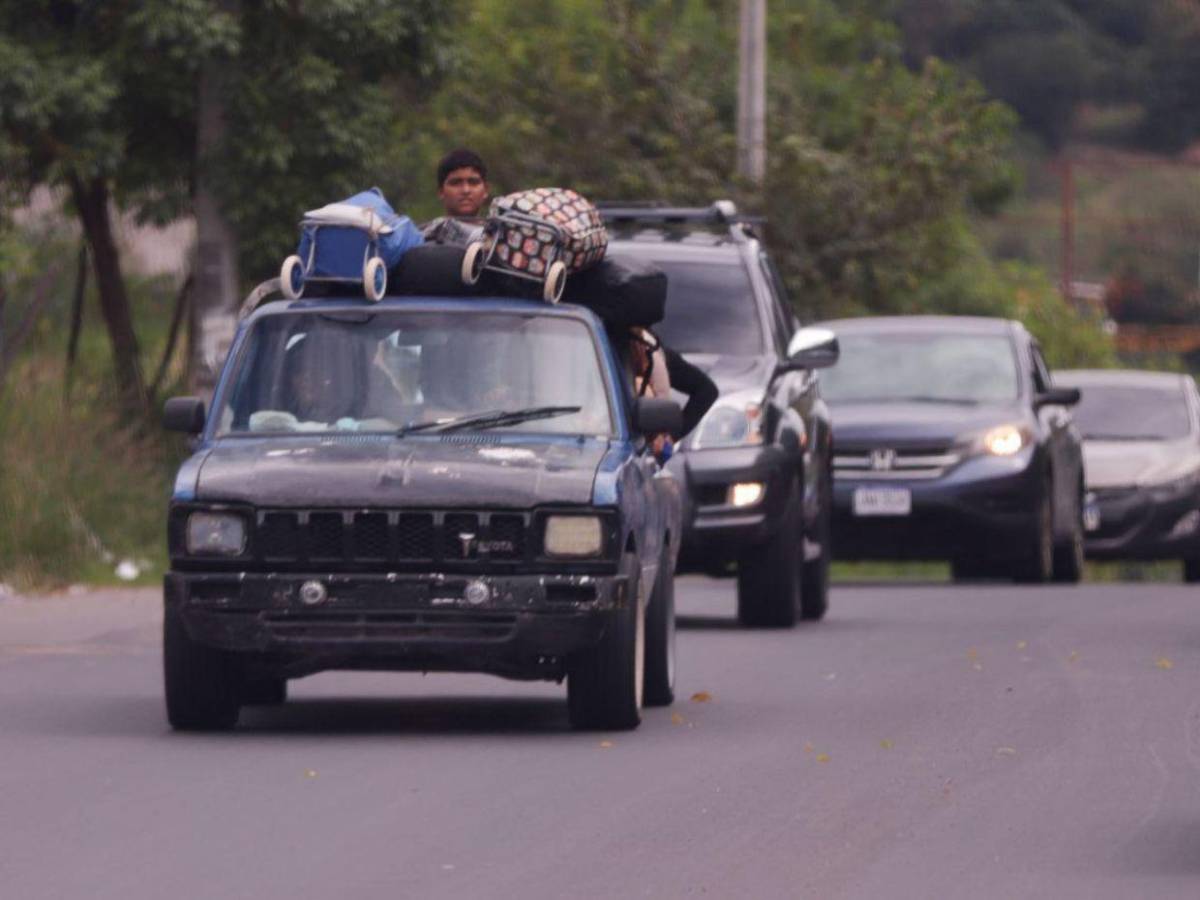 En larga caravana y bajo lluvia: así retornan capitalinos por carretera al sur