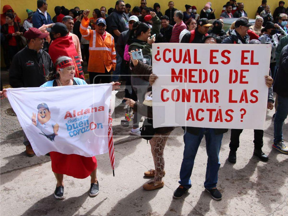 Entre protestas de Libre y agresiones: así se desarrolla entrega de credenciales a alcaldes en el CNE