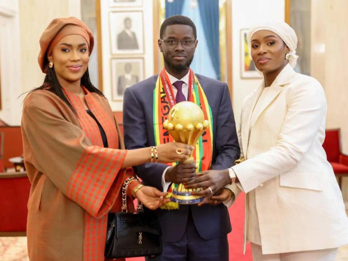 Celebró el título de Senegal en la Copa Africana junto a sus dos esposas: “Siempre están a mi lado