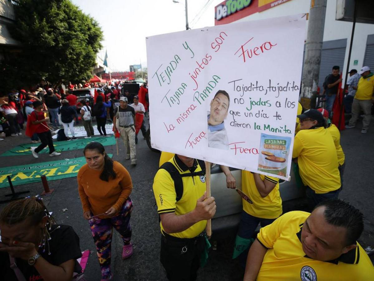 Con retrasos y politizada, inicia marcha del Día del Trabajador en Tegucigalpa