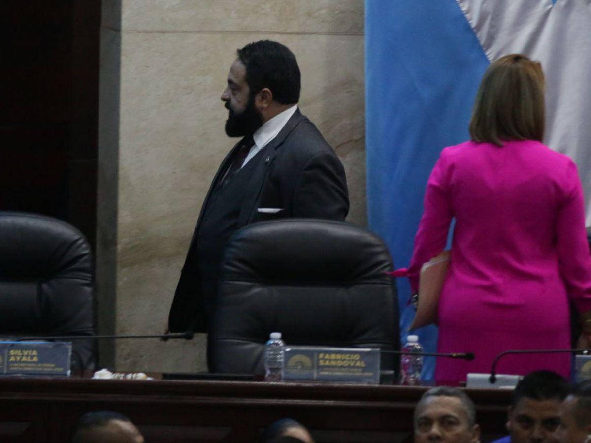 Lanzan botella con agua a Luis Redondo durante sesión en el Congreso Nacional Lanzan botella con agua a Luis Redondo durante sesión en el Congreso Nacional