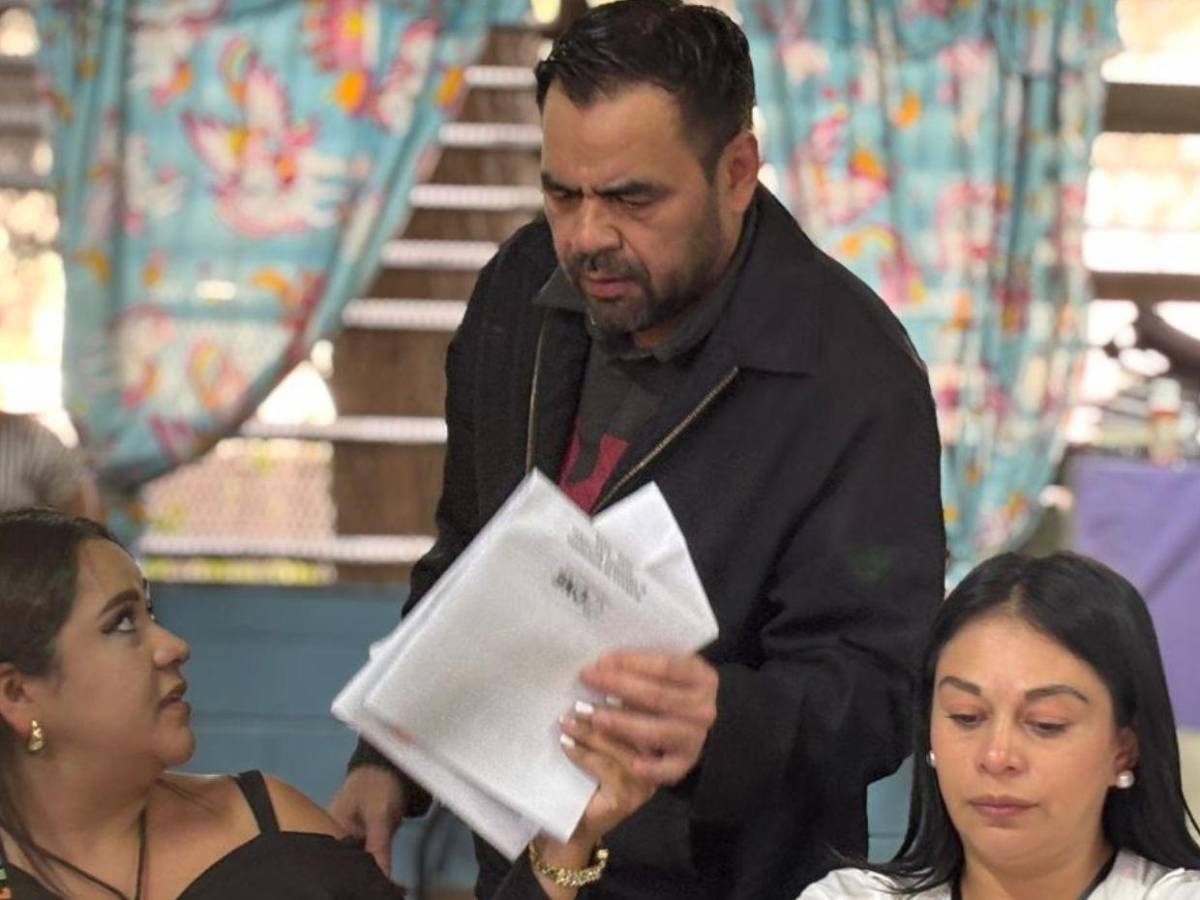 ¿Cuánto gana El Perro Amarillo en el gobierno y cuáles han sido sus funciones como asesor?