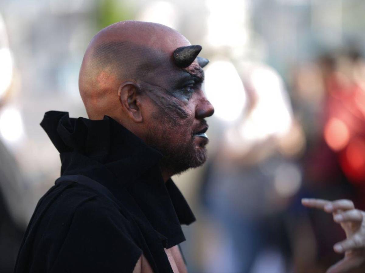 Mario y Erick, los hermanos que interpretaron a Jesús y a Satanás en Vía Crucis de la capital Mario y Erick, los hermanos que interpretaron a Jesús y a Satanás en Vía Crucis de la capital