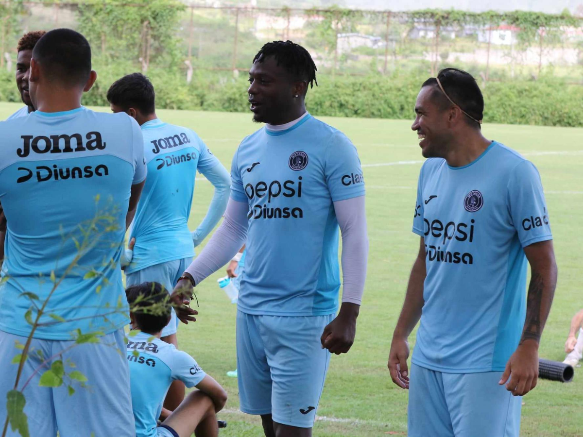 José Escalante (derecha) compartiendo risas con Kevin Álvarez. Ambos se formaron juntos en Olimpia.