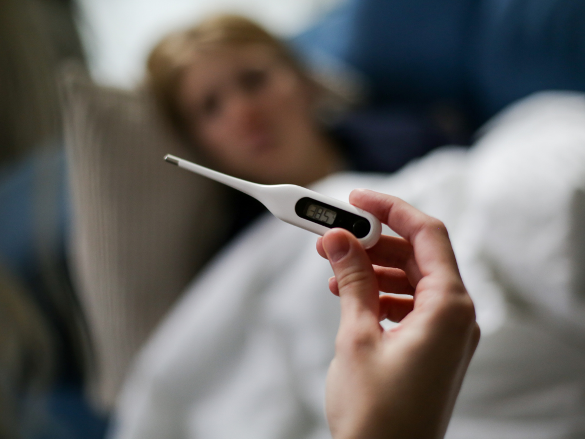 Los síntomas del covid duran menos con ómicron que con delta