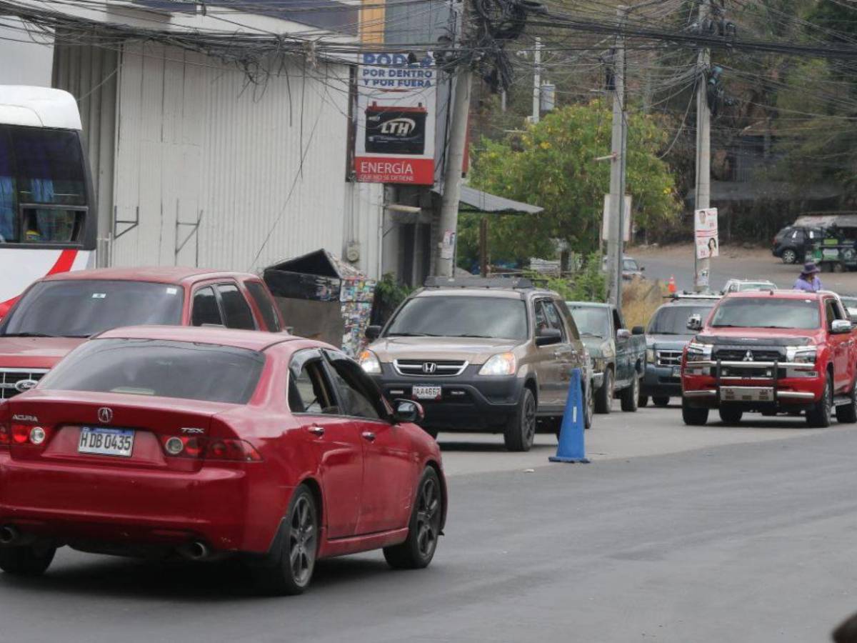 En caravanas y con retenes policiales, viajeros comienzan retorno a Tegucigalpa En caravanas y con retenes policiales, viajeros comienzan retorno a Tegucigalpa