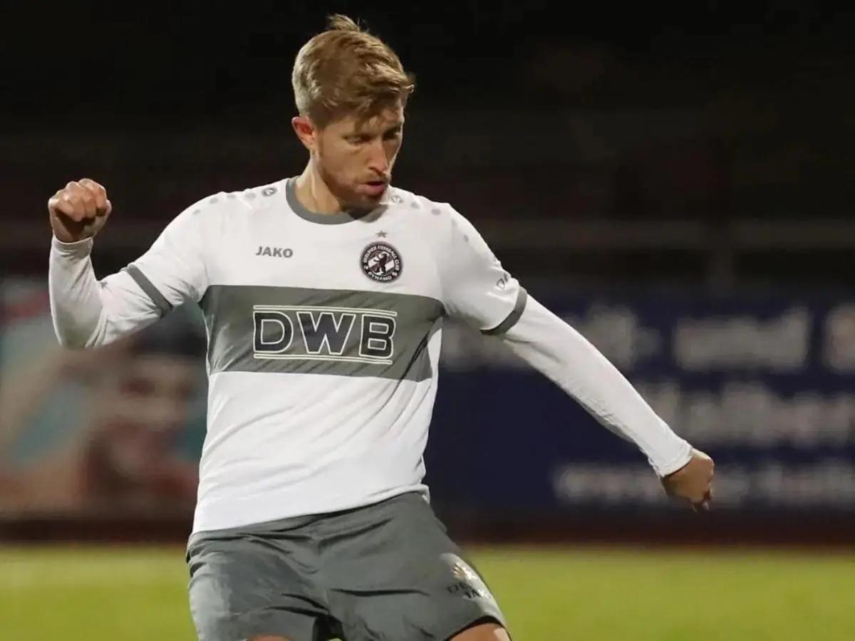 Futbolista no logra sobrevivir y muere frente a su pareja mientras estaban de vacaciones