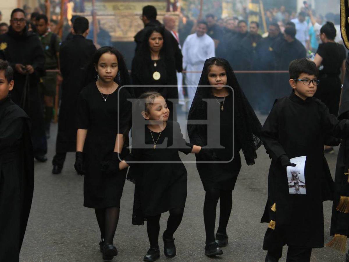 Solemne procesión del Santo Entierro recorre el centro de Tegucigalpa este Viernes Santo