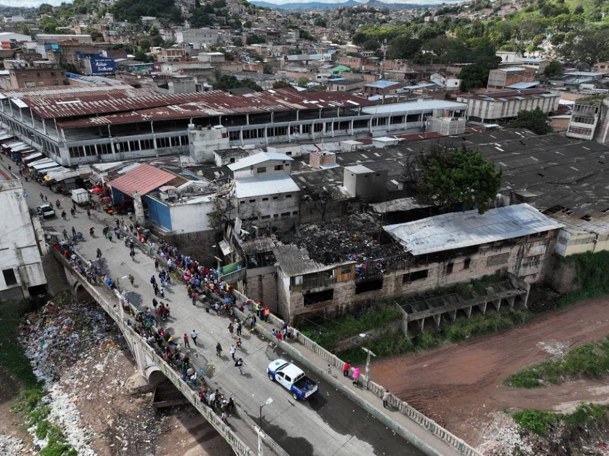 Vista aérea del desastre provocado por incendio en mercado aledaño a Las Américas