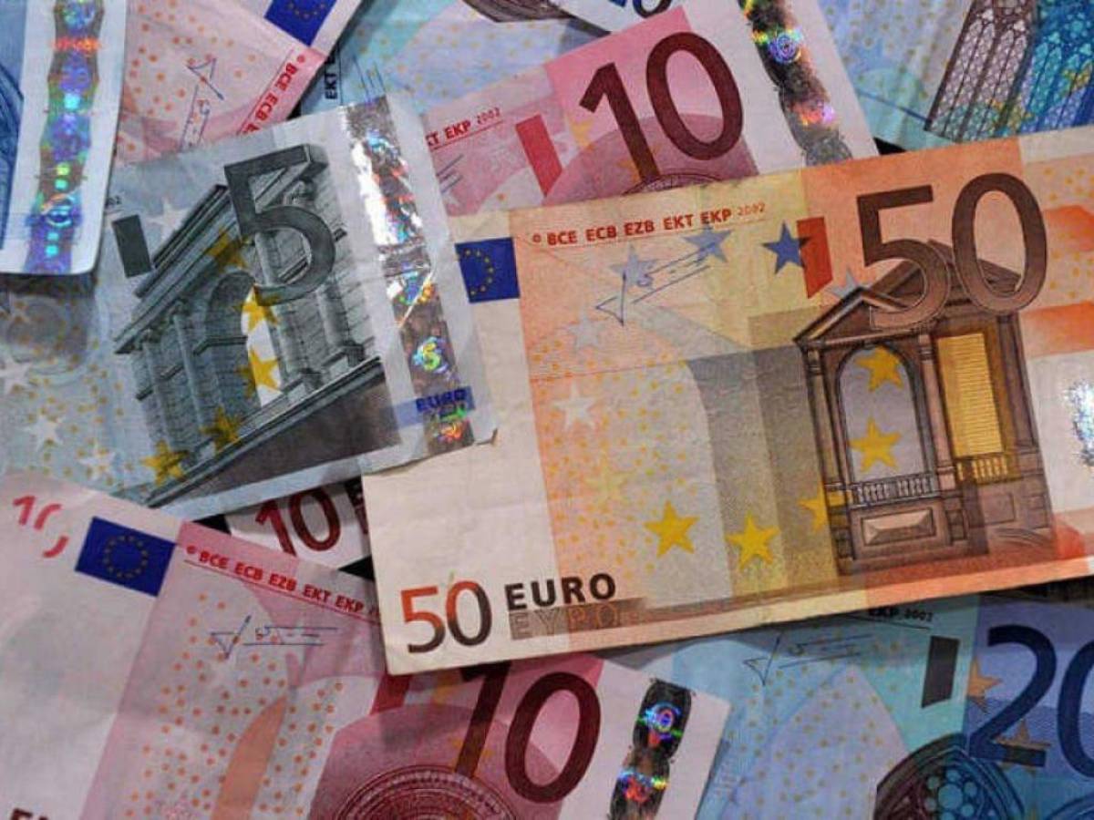 El euro cae a su valor más bajo frente al dólar desde 2002