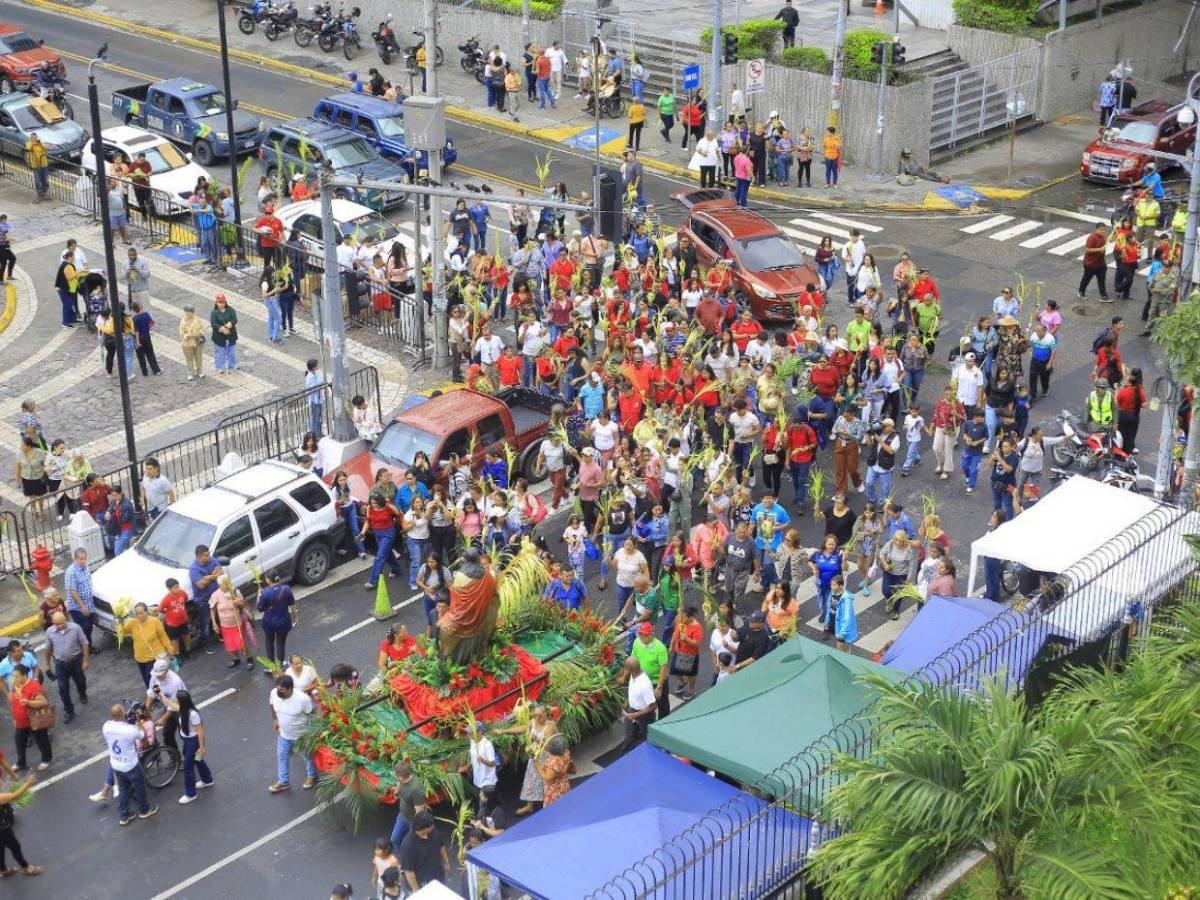 Domingo de Ramos llena de fe y tradición las calles del norte de Honduras