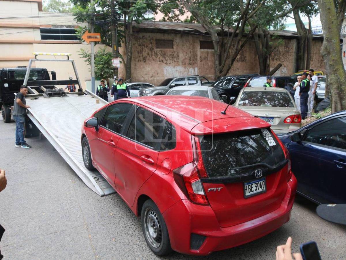 Pagarán más de L2 mil de multa: AMDC decomisa vehículos mal estacionados en la morgue capitalina