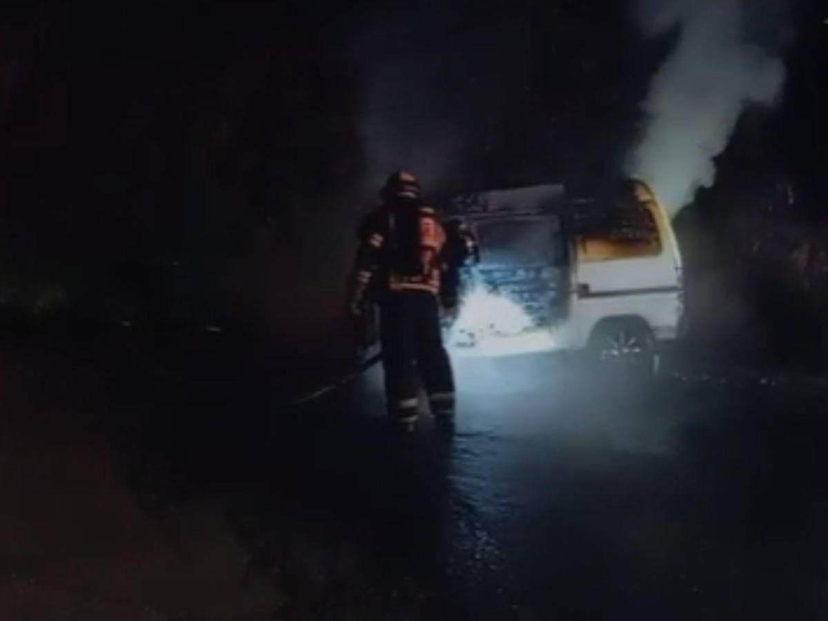 Fotos: así quedó el busito incendiado en Villa Vieja, carretera al oriente