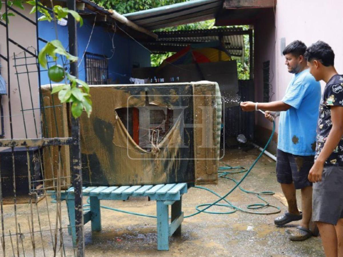Casas llenas de lodo: ciudadanos en Santa Cruz de Yojoa hacen limpieza tras inundaciones