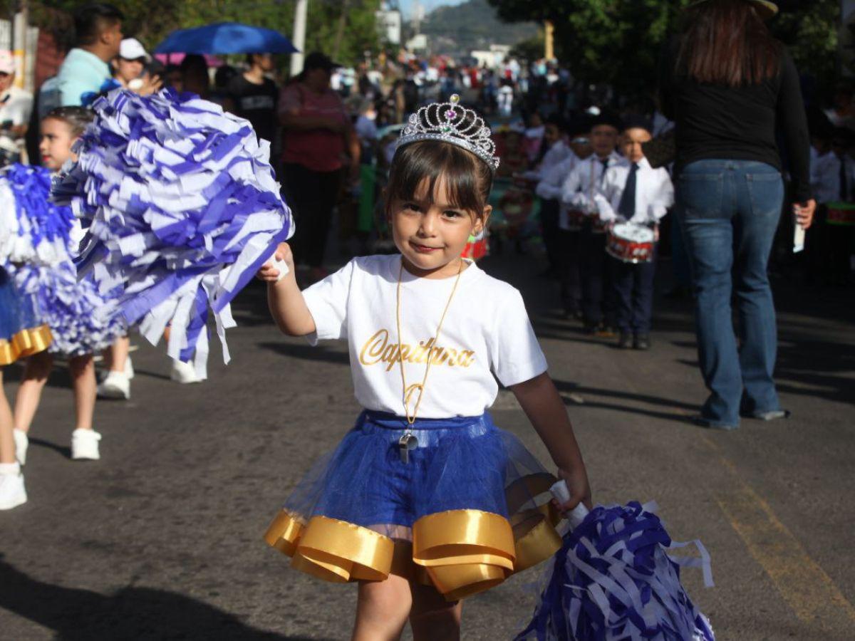 Palillonas y pomponeras de prebásica deslumbran en los desfiles patrios en Tegucigalpa