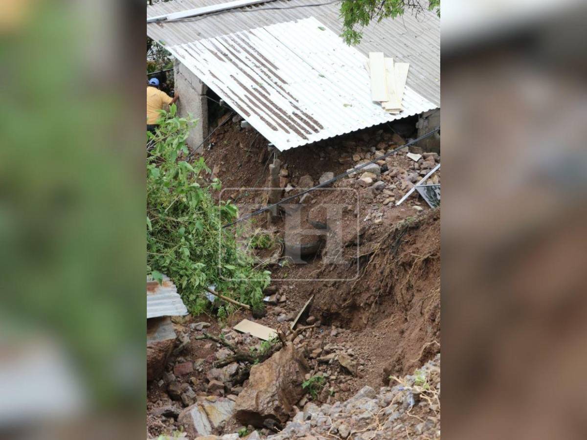 Afectados por deslizamiento en la Villa Unión regresan para conocer daños tras deslizamiento