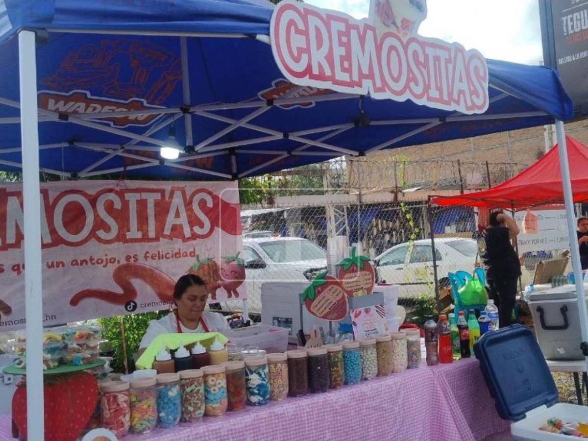 Emprendedores aprovechan los desfiles patrios para llevar sabor y color a las calles