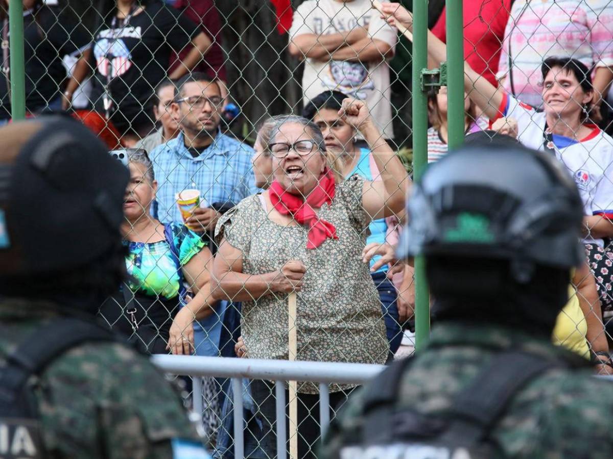 Colectivos de Libre presentes en bajos del Congreso Nacional tras convocatoria de Redondo