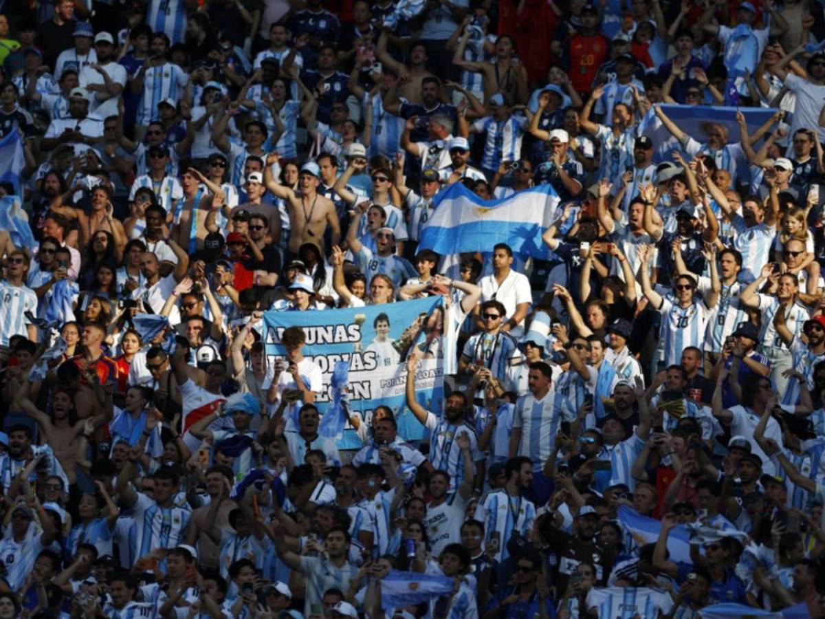 Argentinos salen a las calles a agradecer a su selección pese a la derrota ante España