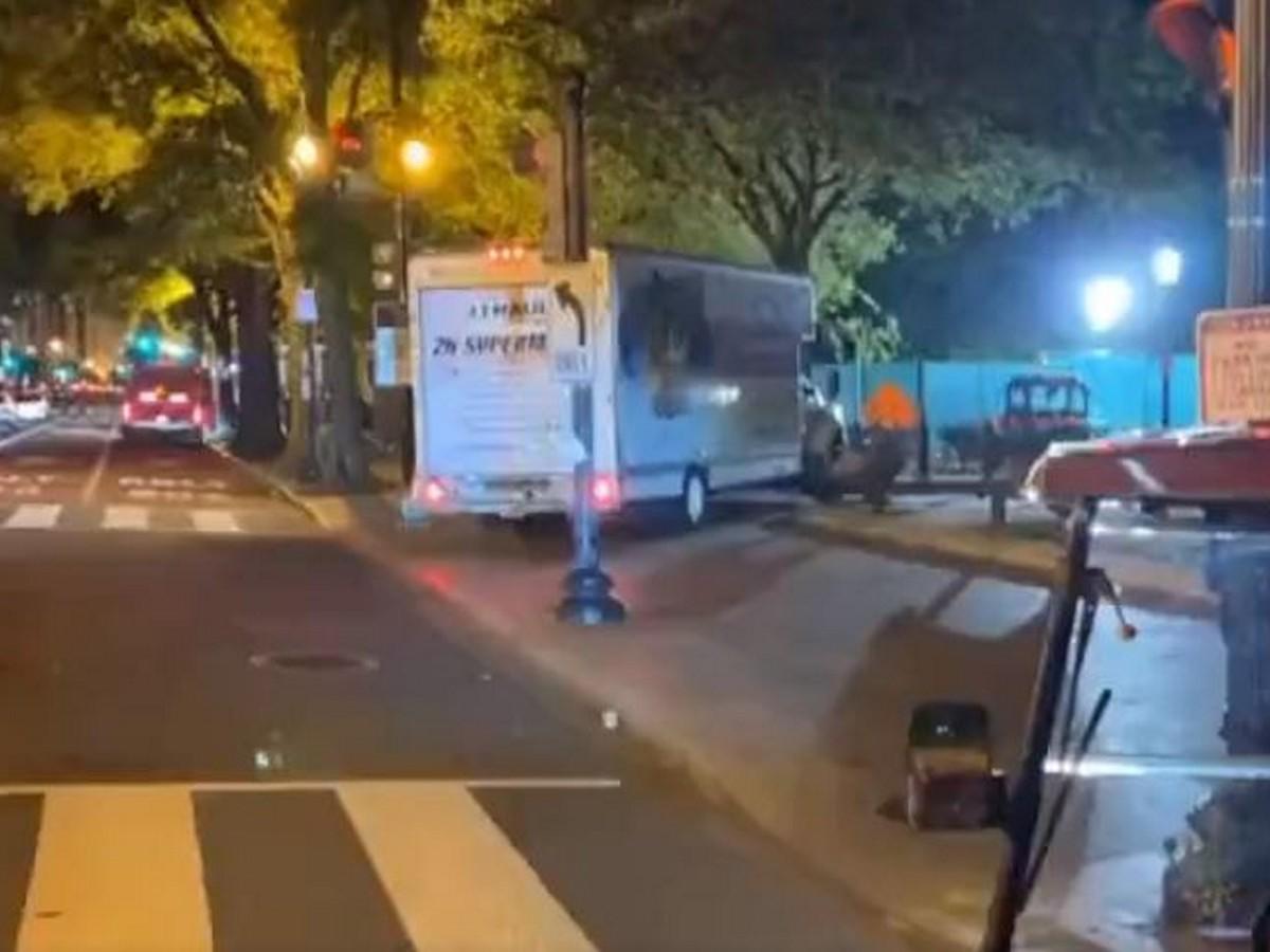 Conductor de camión detenido tras chocar contra barrera cerca de la Casa Blanca