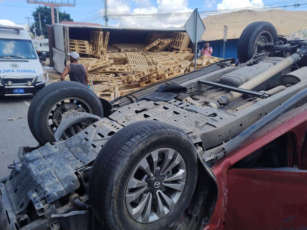 Rastra desenfrenada impacta contra un pick-up: impactantes imágenes del volcamiento