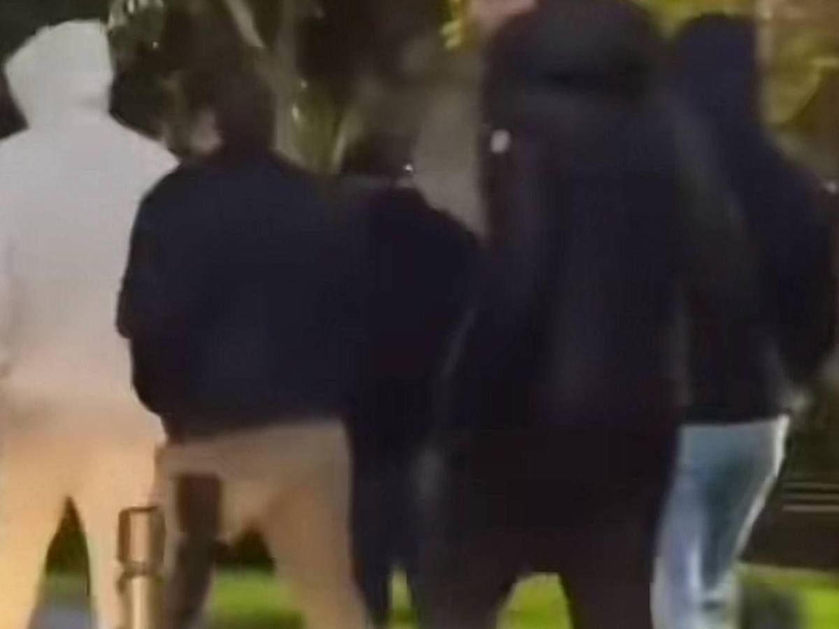 Fanáticos persiguen a Piqué y Clara Chía con canción de Shakira tras negarles una foto