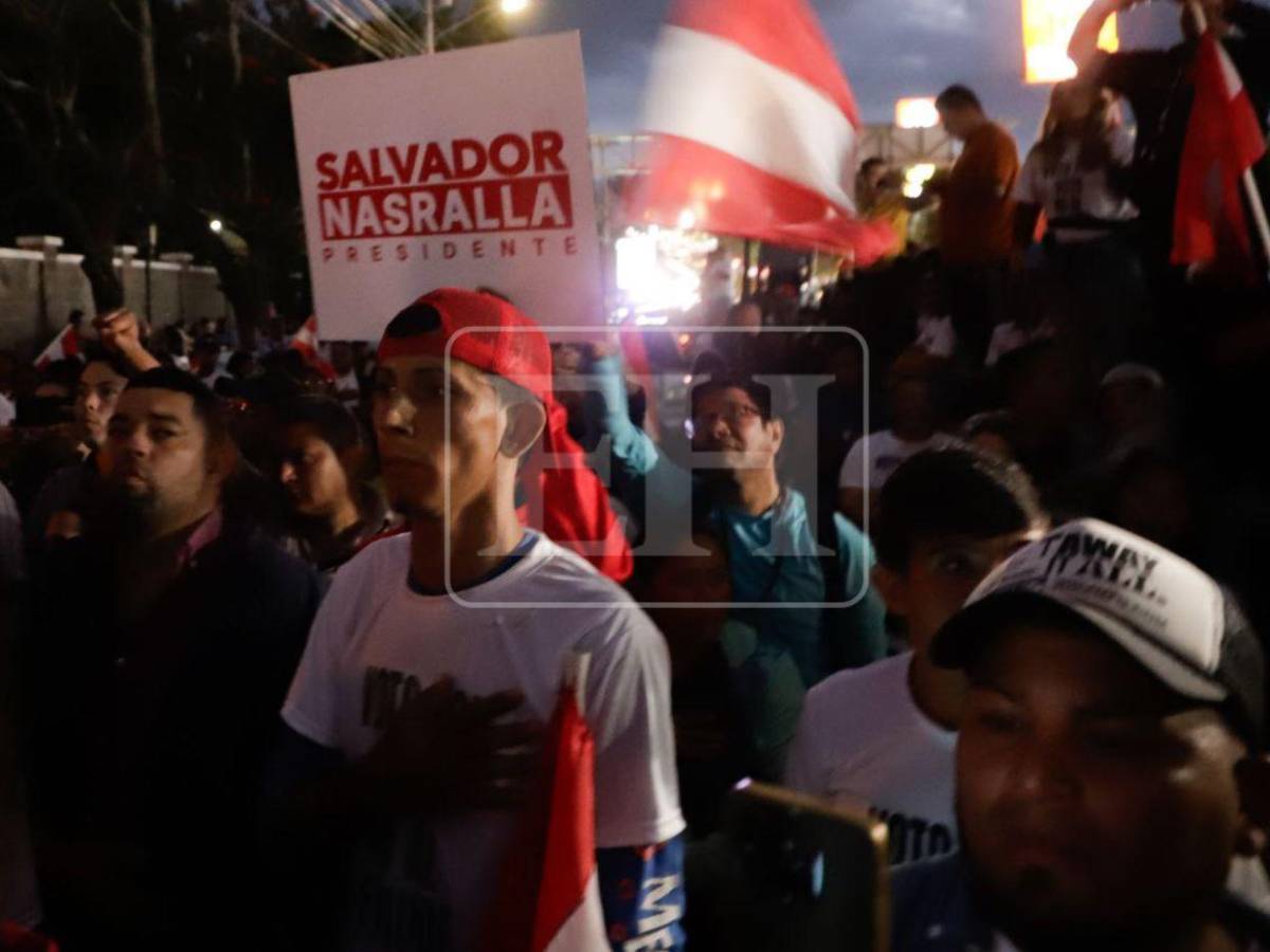 Con banderas y la presencia de Iroshka Elvir, liberales salen a las calles a pedir voto por voto