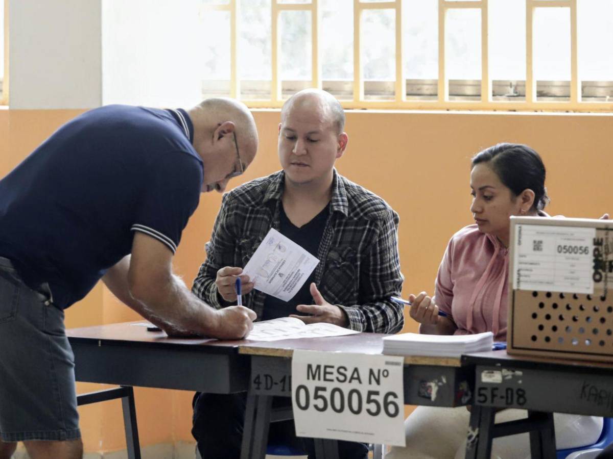 Segunda vuelta con falta de material en mesas: así se desarrollan las elecciones en Perú