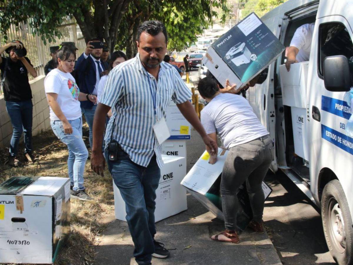 En plena calle dejan maletas electorales con retraso de más de nueve horas de entrega