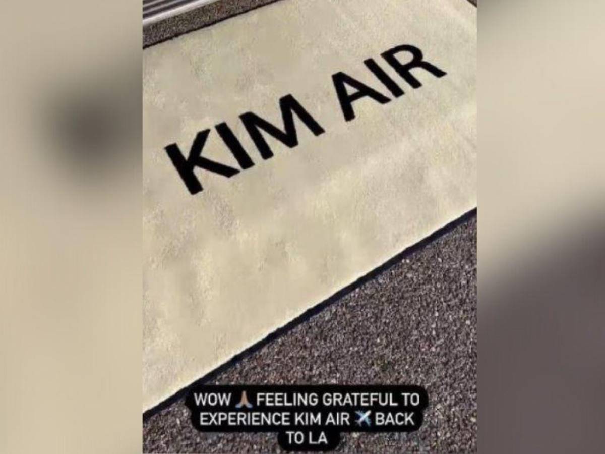 Esta es la alfombra que recibe a Kim cada que sube o baja de su avión.