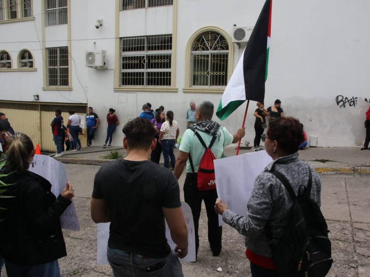 Con bandera palestina y pancartas: el apoyo a David Montecinos, acusado de agredir a Floridalia Aguilar