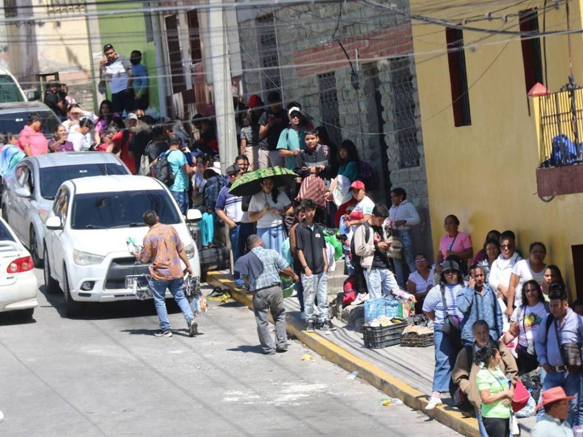 Capitalinos llenan terminales de buses para vacacionar durante Semana Santa Capitalinos llenan terminales de buses para vacacionar durante Semana Santa