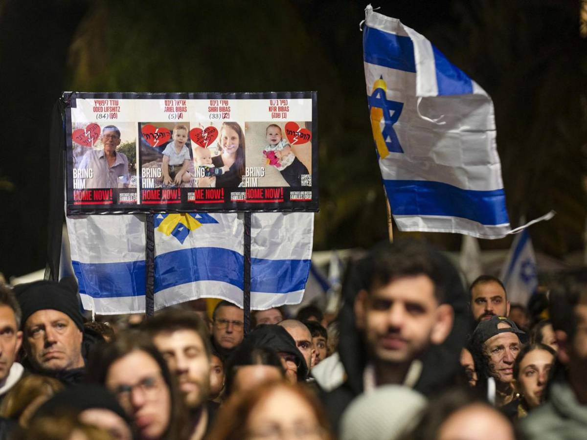 Dolor y rabia en último adiós a cuerpos de rehenes entregados por Hamás