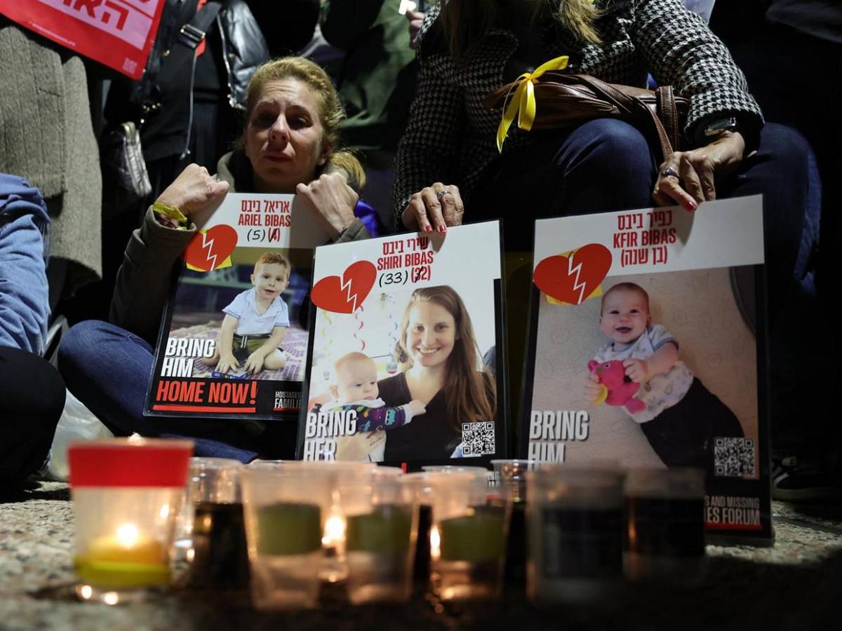 Dolor y rabia en último adiós a cuerpos de rehenes entregados por Hamás