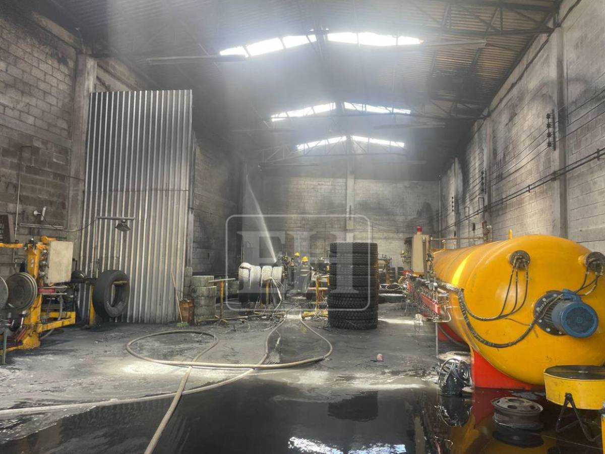 Las imágenes del incendio que quemó una bodega de llantas en el anillo periférico
