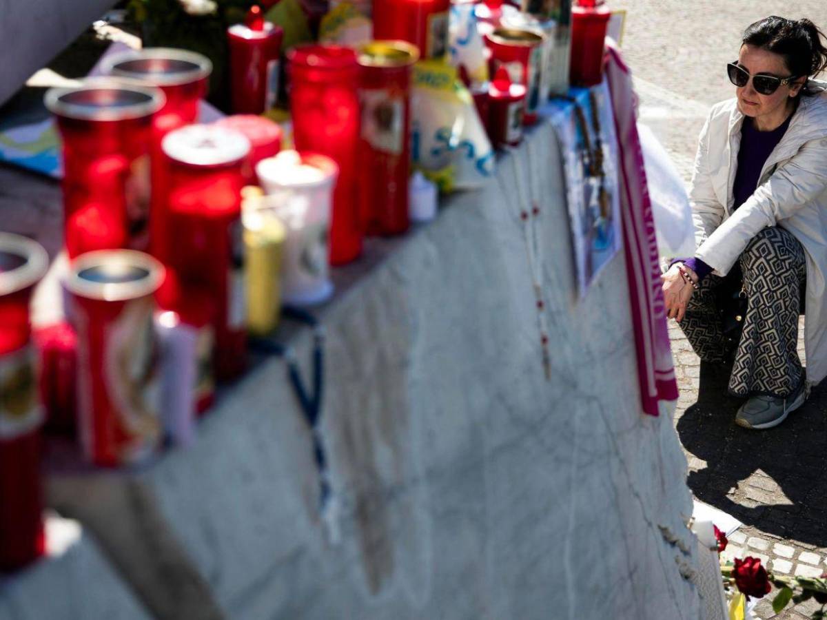 Fieles rezan frente hospital donde está el papa Francisco, que se mantiene estable