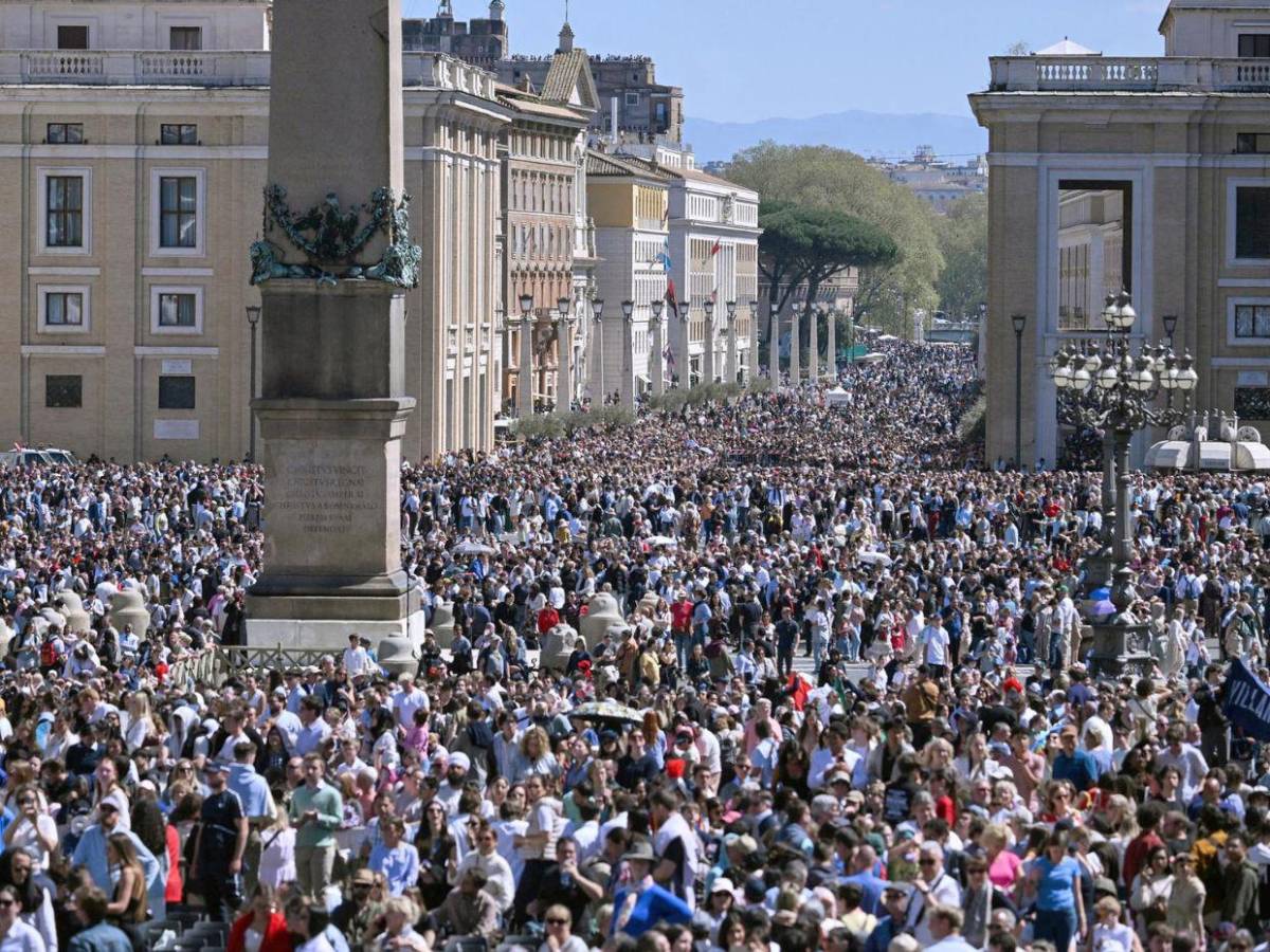 Papa León XIV preside multitudinaria misa de Pascua