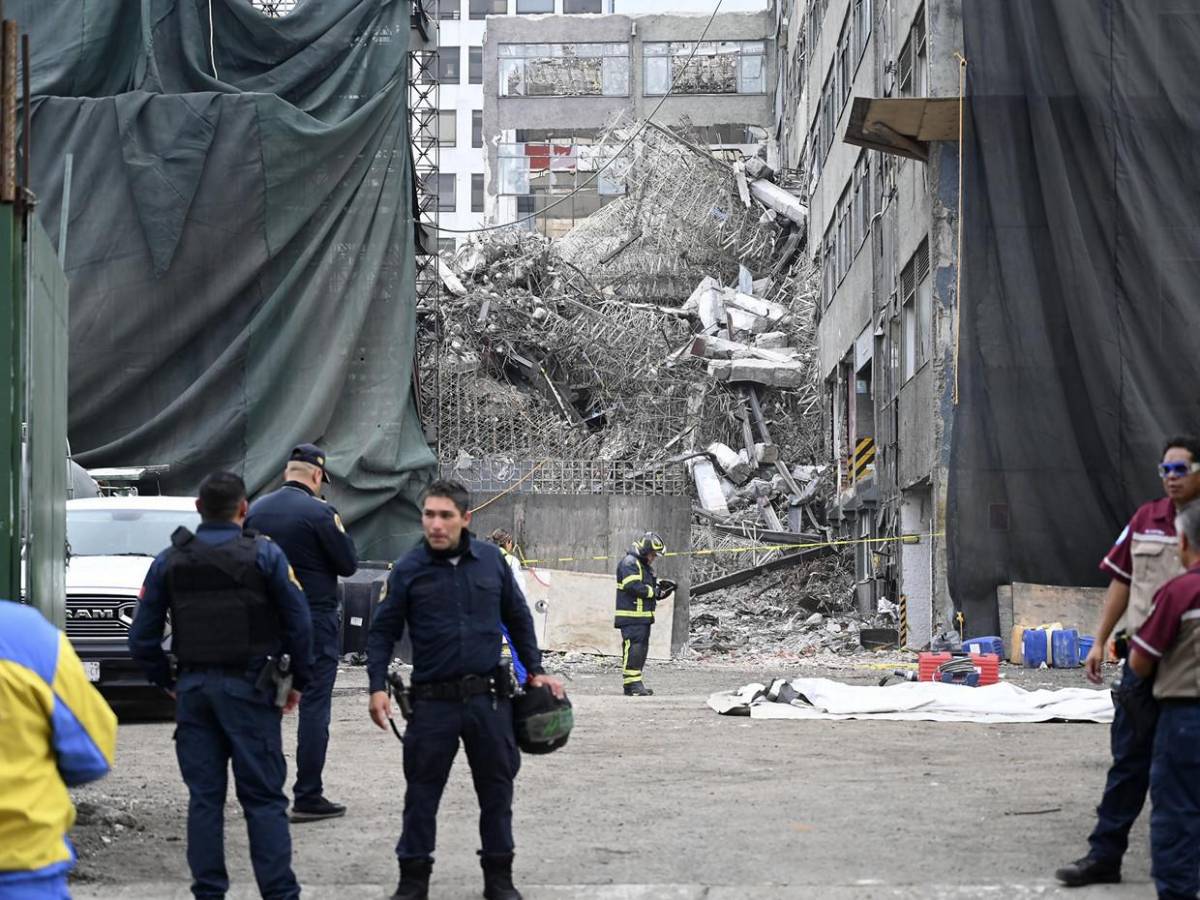 Destrozos tras colapso de edificio en centro de México; hay tres personas atrapadas