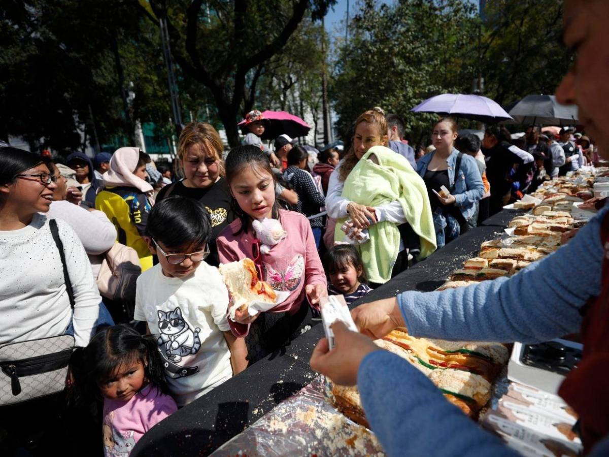 Entre sonrisas y filas interminables, miles disfrutan la mega rosca de Reyes en CDMX