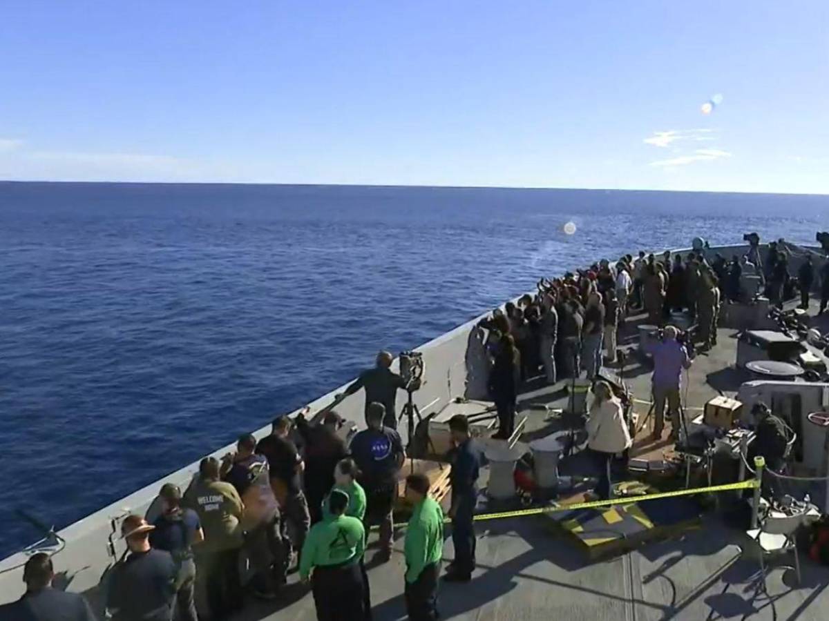 Así vivieron el amerizaje de la misión Artemis II en San Diego, California