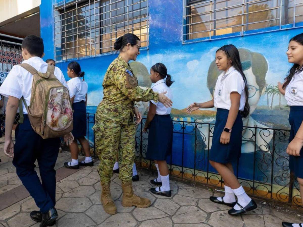 ¿Quién es Karla Trigueros, la militar que es ministra de Educación en El Salvador?