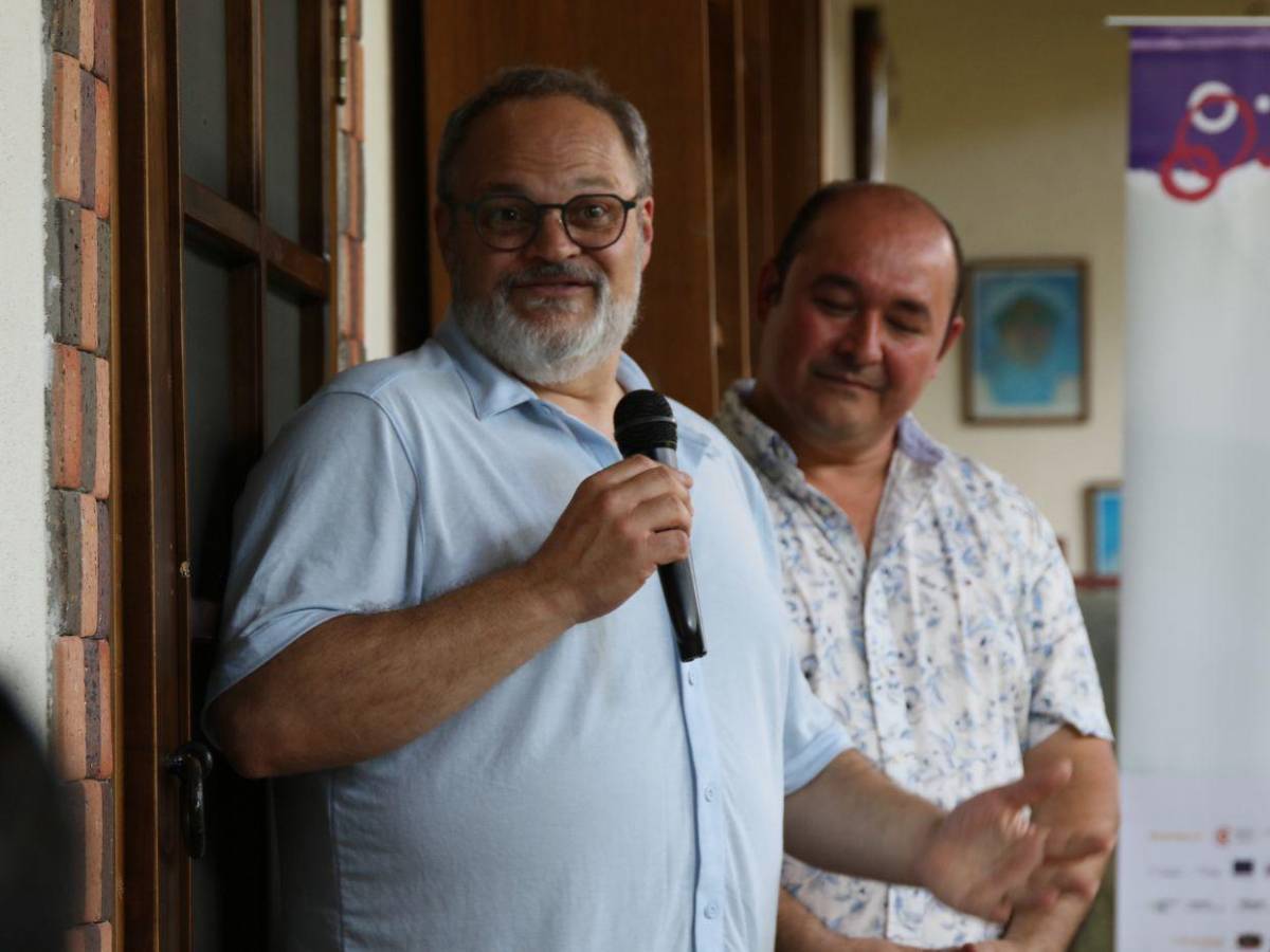 Poetas de Los Confines leen sobre el duelo, la niñez y el exilio previo a la inauguración del festival