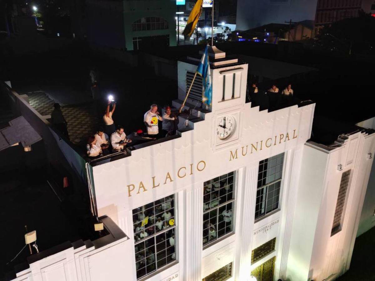 Sampedranos llegan al Palacio Municipal para mostrar su apoyo a Roberto Contreras