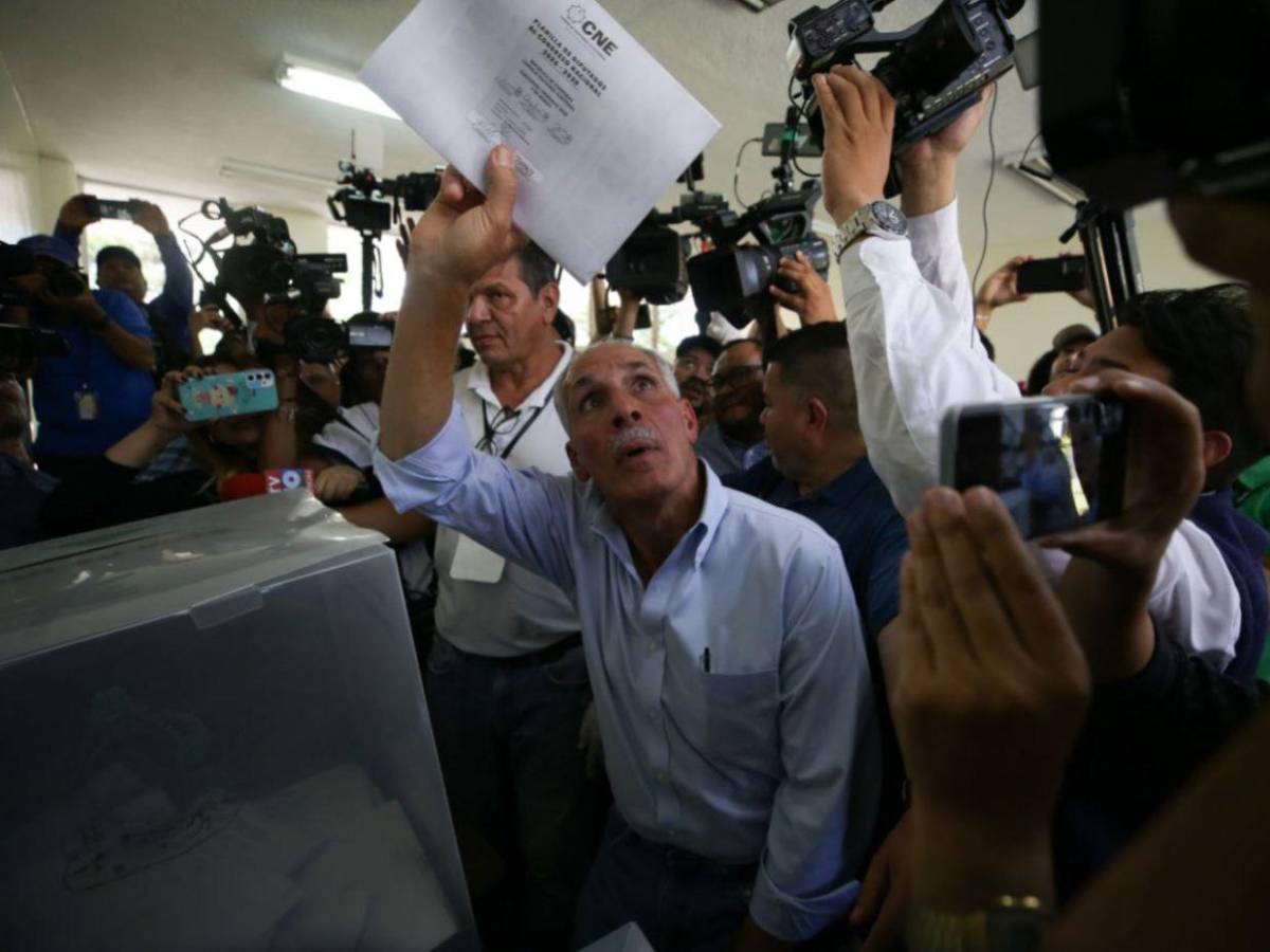 Nasry Asfura votó en la Universidad Pedagógica de la capital